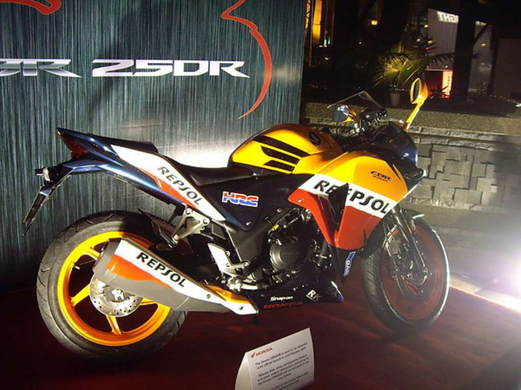 Official Honda CBR250R Page 2