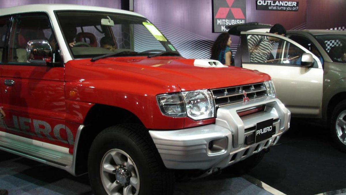 Discontinued Mitsubishi Pajero 3.0L GLS Mid 5-Door Features & Specs |  Zigwheels