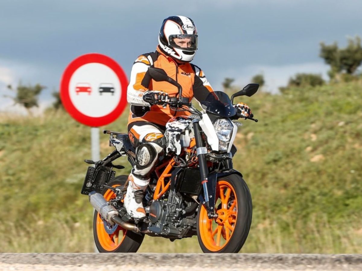 Two motorcyclists, motorcycles, KTM Duke 125, KTM LC4 690, blurred motion  in front of graffiti wall Stock Photo - Alamy