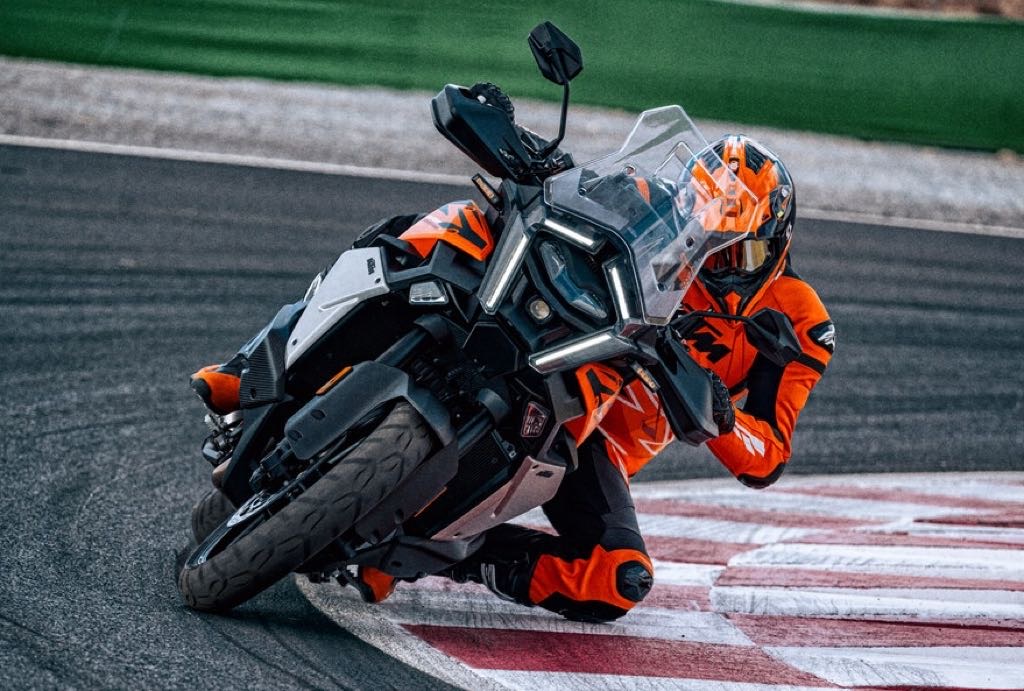 2025 KTM 1390 Super Adventure S Evo