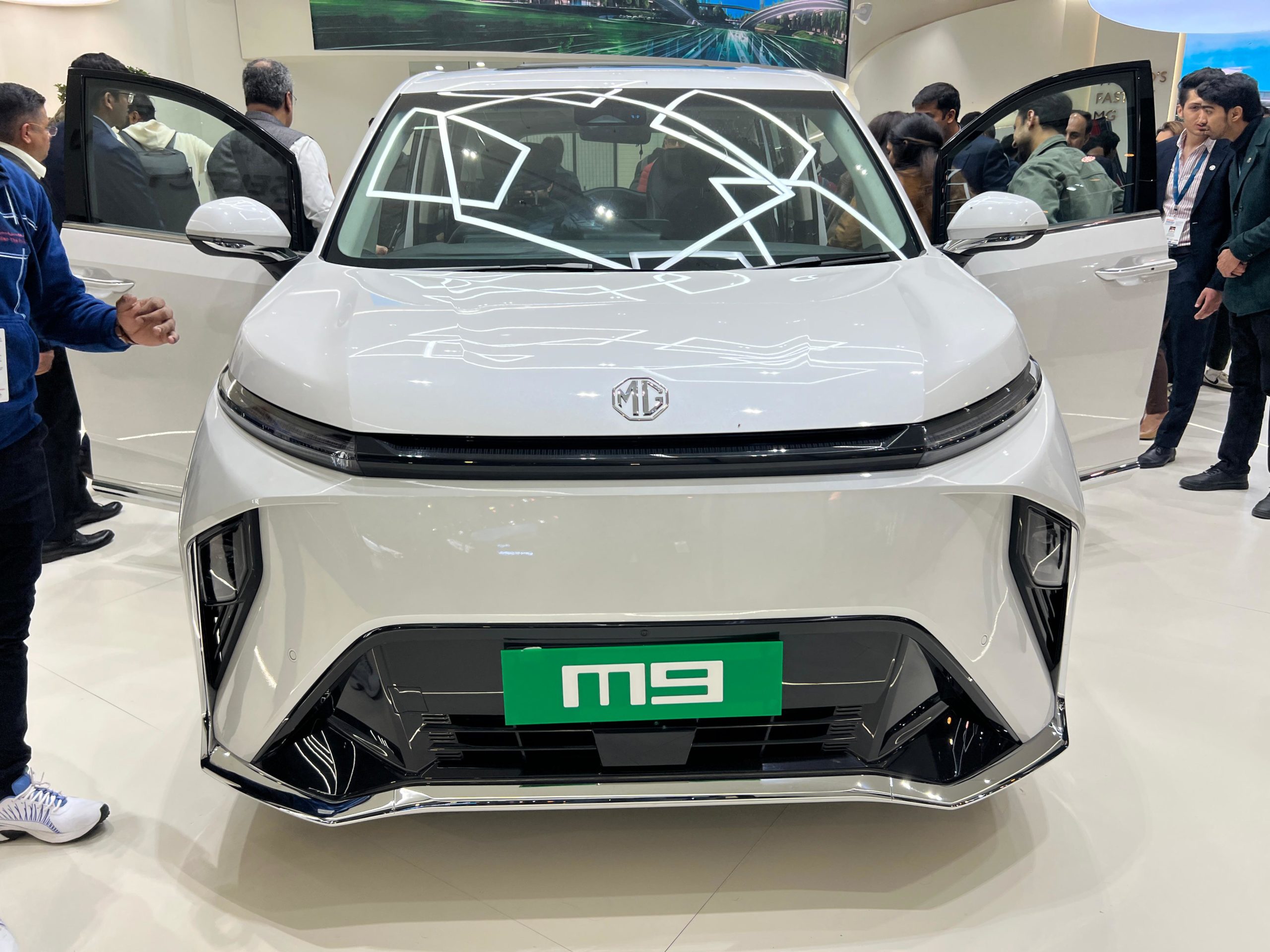 2025 MG M9 Front