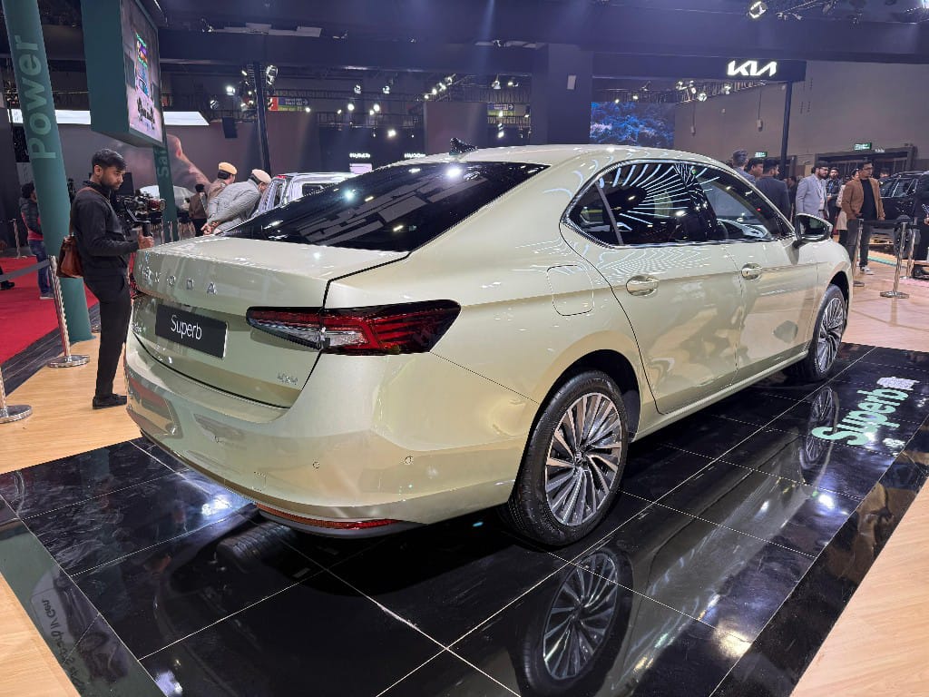 2025 Škoda Superb Right Side