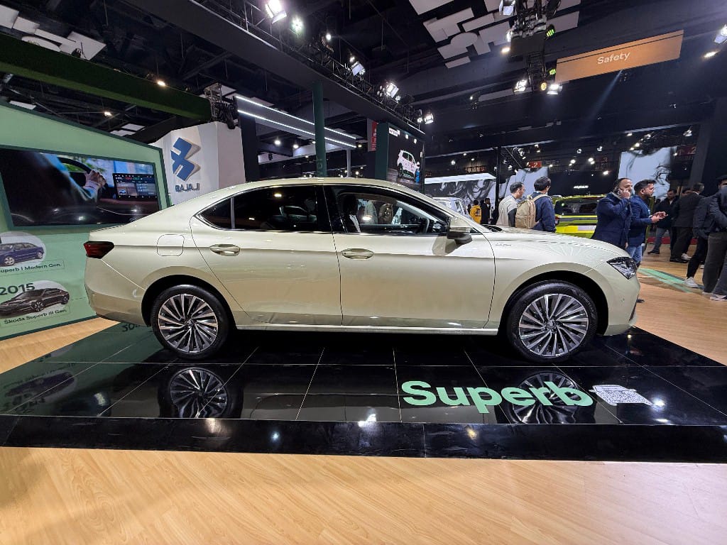 2025 Škoda Superb Side