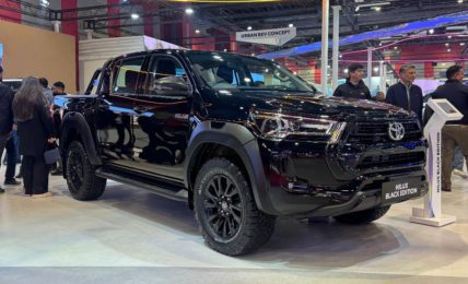 2025 Toyota Hilux Front Right