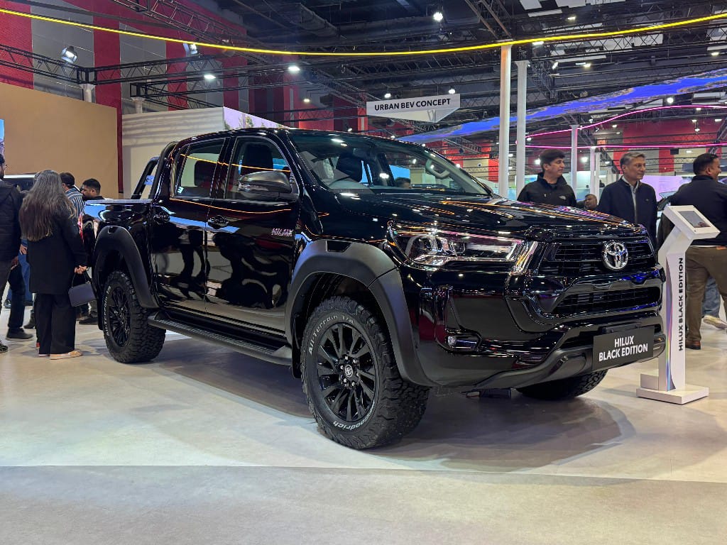 2025 Toyota Hilux Front Right