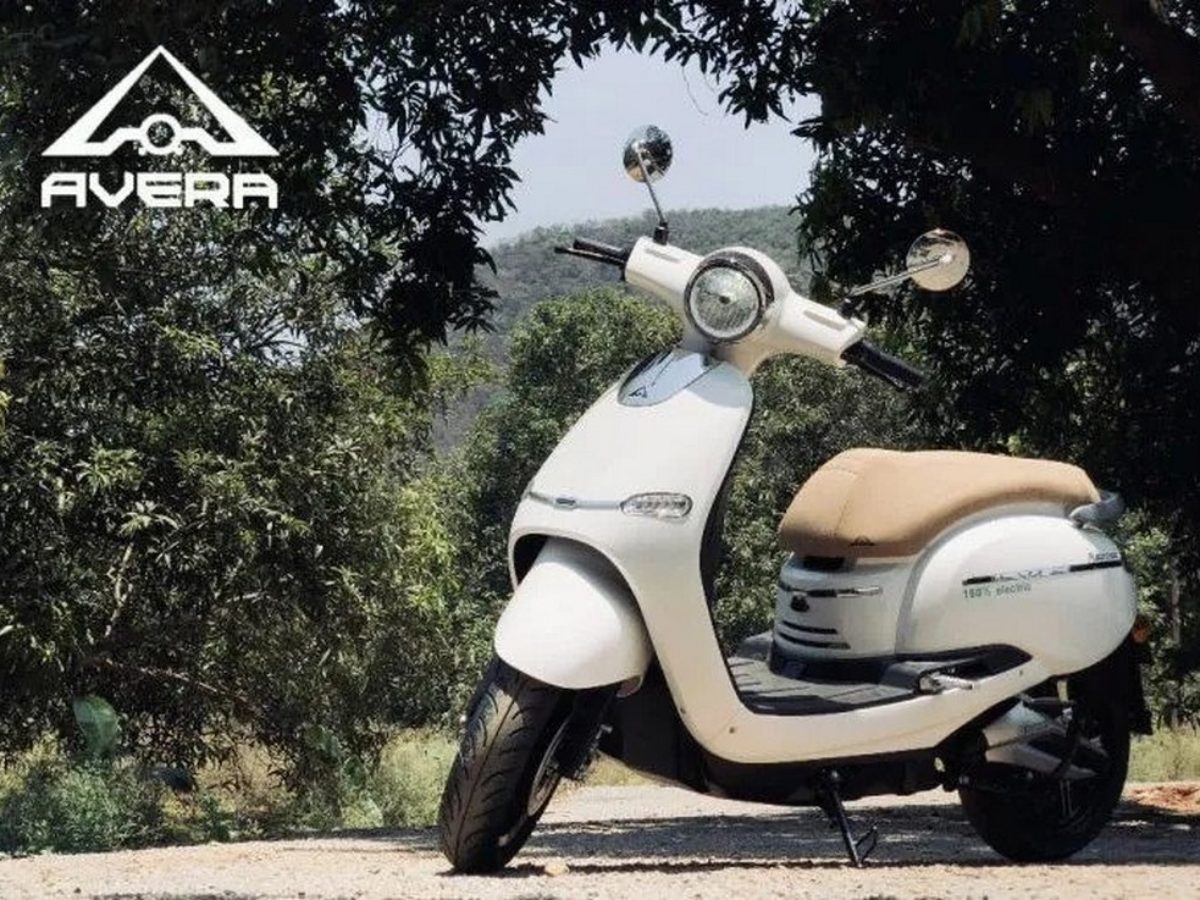 Avera Retrosa Electric Scooter Deliveries Commence MotorBeam