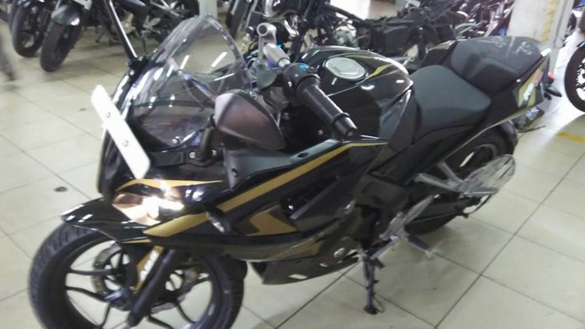 Pulsar rs 200 on sale price black colour