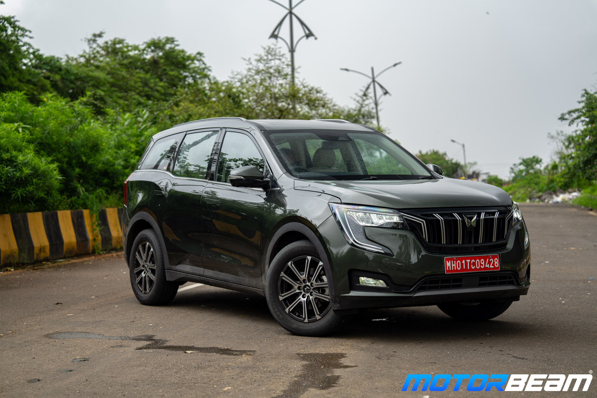 Mahindra-XUV7OO-Deep-Forest-Green-1