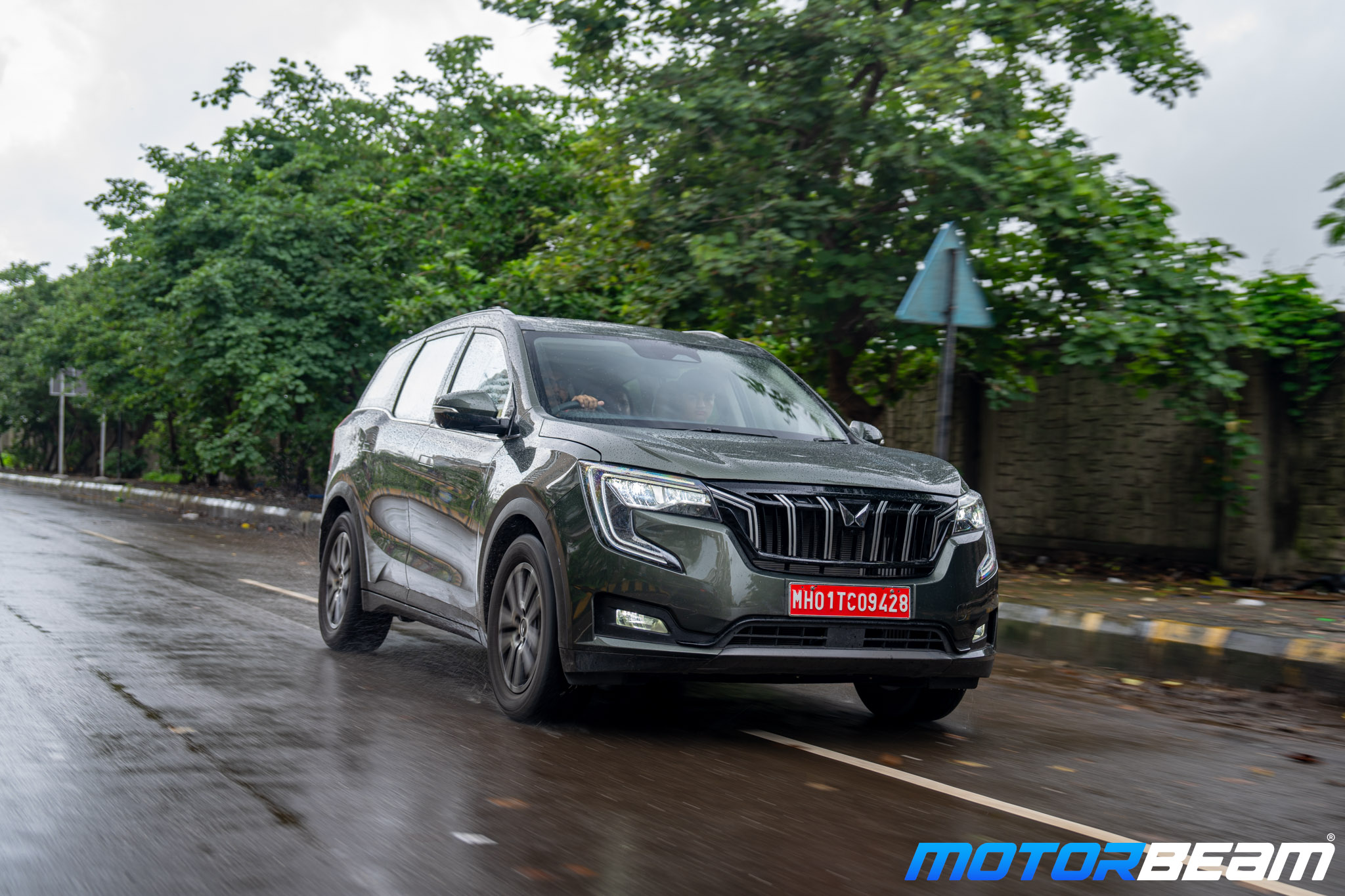 Mahindra-XUV7OO-Deep-Forest-Green-13