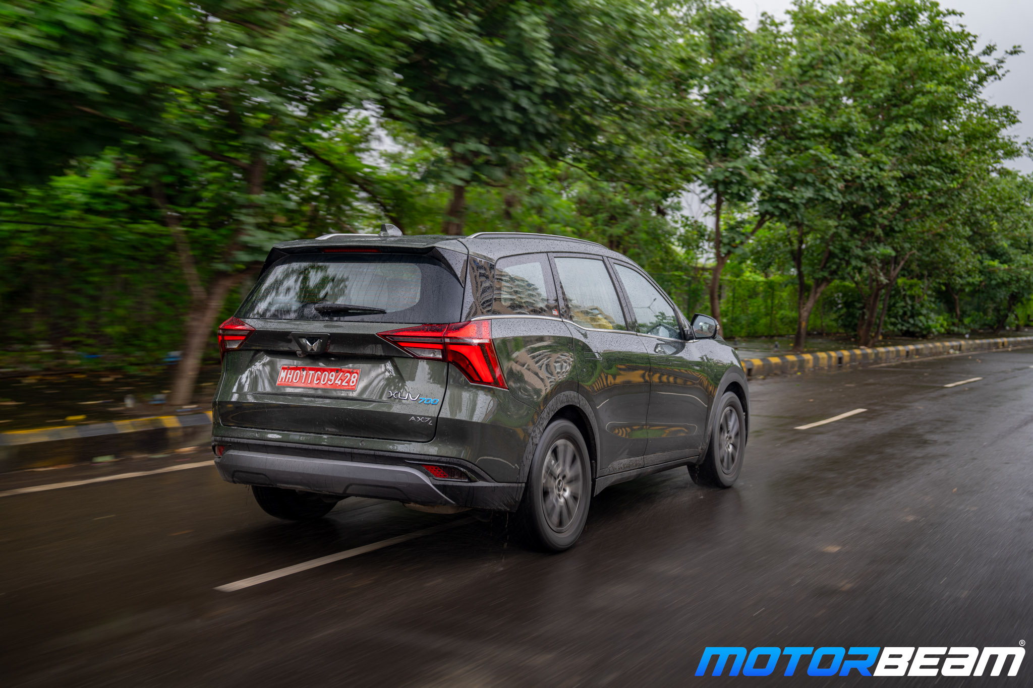 Mahindra-XUV7OO-Deep-Forest-Green-14