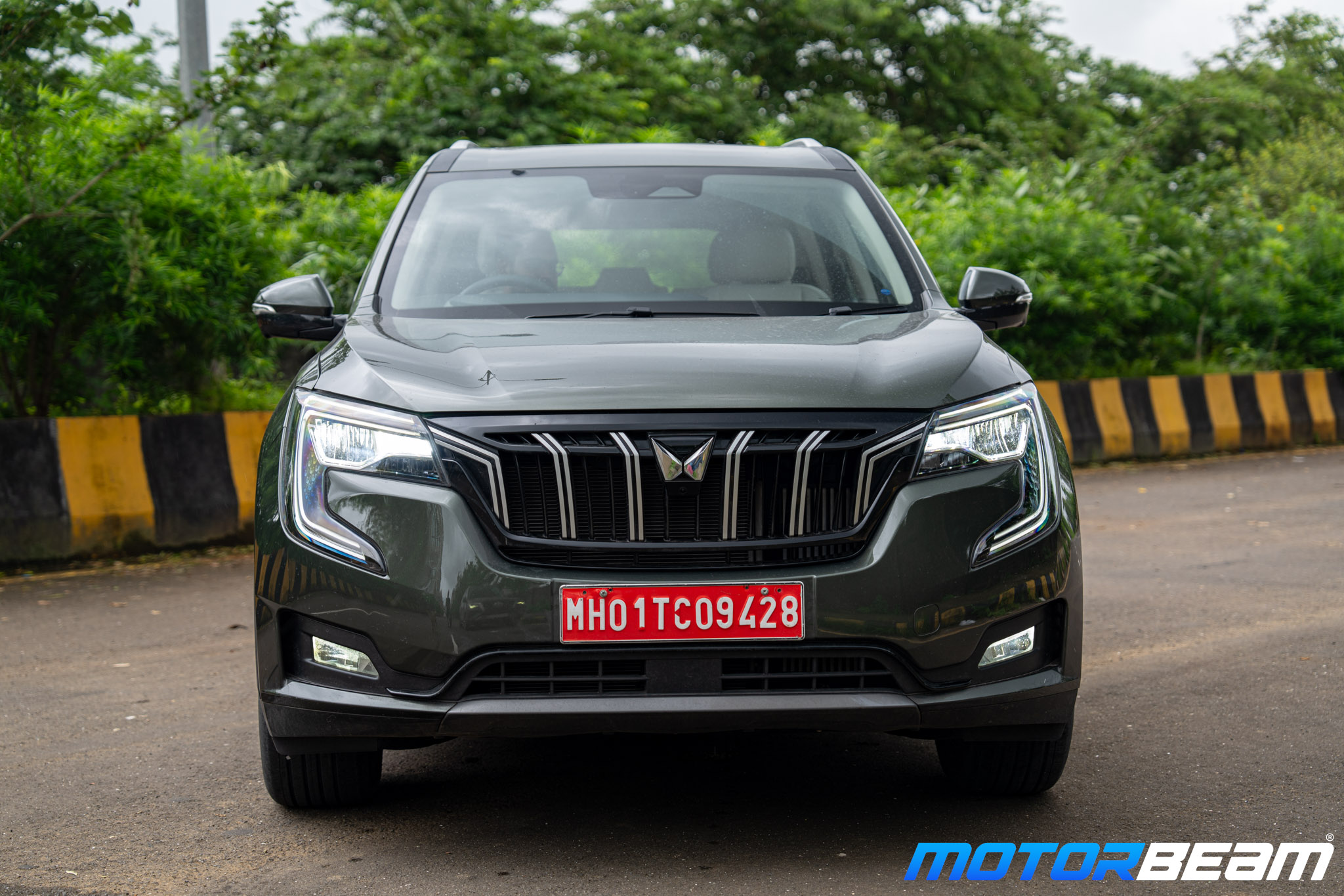 Mahindra-XUV7OO-Deep-Forest-Green-2