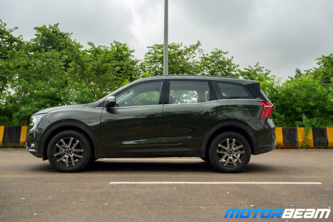 Mahindra-XUV7OO-Deep-Forest-Green-3