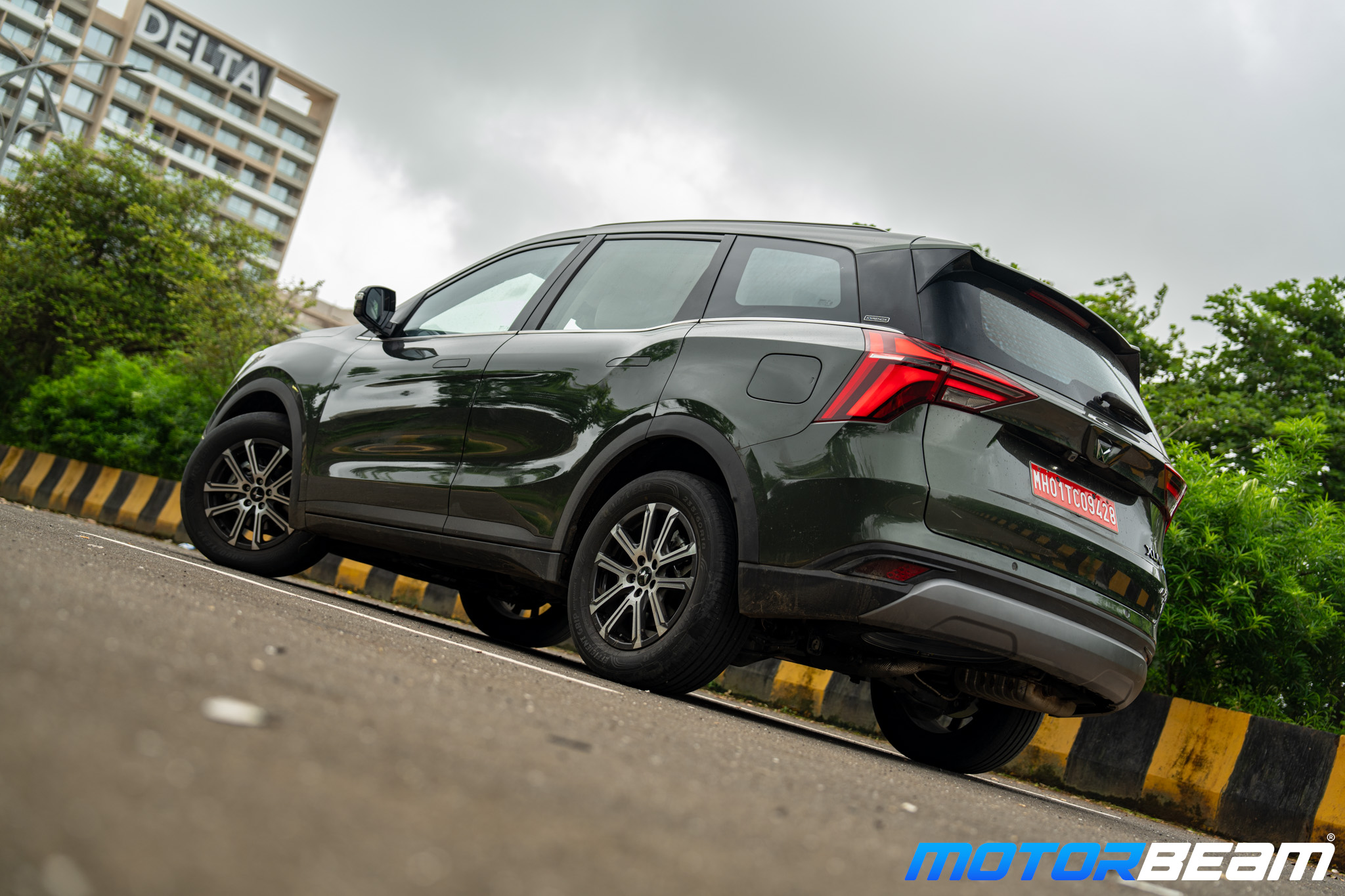 Mahindra-XUV7OO-Deep-Forest-Green-4