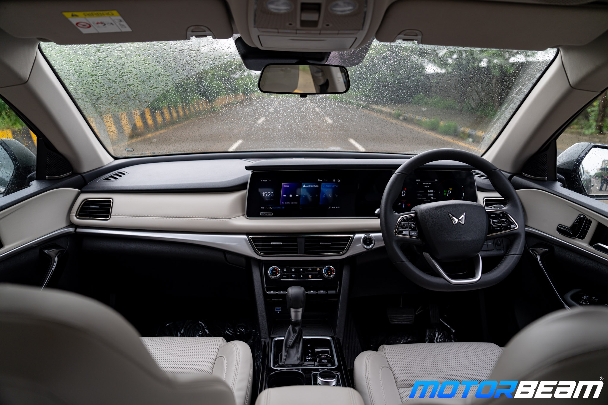 Mahindra-XUV7OO-Deep-Forest-Green-7